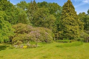 Property grounds - 6 Bed in Englefield Green (oc-e34166) (Englefield Green)