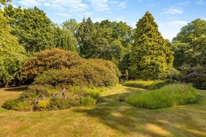 Property grounds - 6 Bed in Englefield Green (oc-e34166) (Englefield Green)