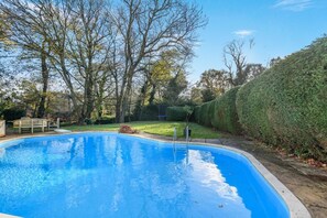 Pool - 6 Bed in Englefield Green (oc-e34166) (Englefield Green)