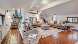 TV, fireplace - 6 Bed in Englefield Green (oc-e34166) (Englefield Green)