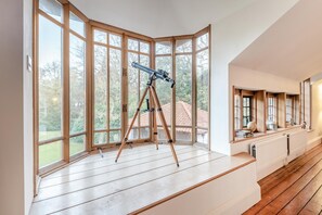 Interior - 6 Bed in Englefield Green (oc-e34166) (Englefield Green)