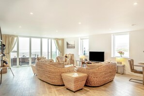 TV - 3 Bed in Perranporth (oc-p00692) (Perranporth)