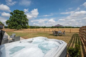 Outdoor dining - 3 Bed in Shelland (oc-tcsg) (Shelland)