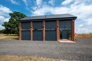 Exterior - 3 Bed in Shelland (oc-tcsg) (Shelland)