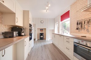 Microwave, oven, dishwasher, high chair - 5 Bed in Runswick (oc-wa326) (Runswick Bay)