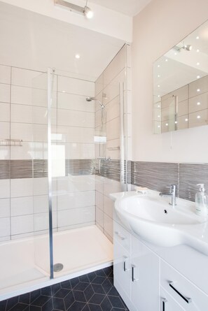 Hair dryer, towels - 5 Bed in Runswick (oc-wa326) (Runswick Bay)