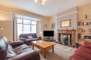 TV, fireplace - 5 Bed in Runswick (oc-wa326) (Runswick Bay)