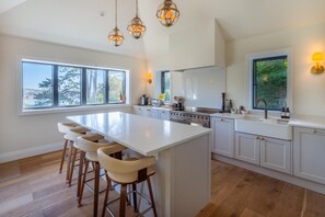 Mikrowelle, Ofen, Geschirrspüler, Kochgeschirr/Geschirr/Besteck