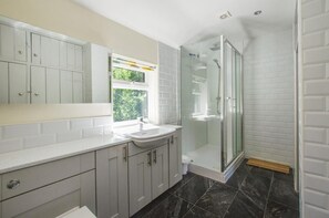 Hair dryer, towels - 3 Bed in Yoxford (oc-bmy) (Yoxford)