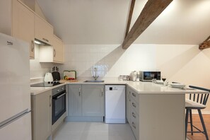 Microones, forn, rentaplats i utensilis de cuina, vaixella i coberteria 