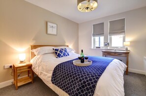 Iron/ironing board, free WiFi, bed sheets - 1 Bed in Whitby (oc-w426) (Whitby)