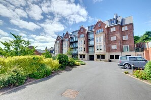 Exterior - 1 Bed in Whitby (oc-w426) (Whitby)