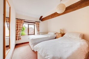 4 chambres, fer et planche à repasser, lit de bébé portatif