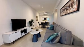 Appartement Supérieur, balcon, vue piscine | Coin séjour