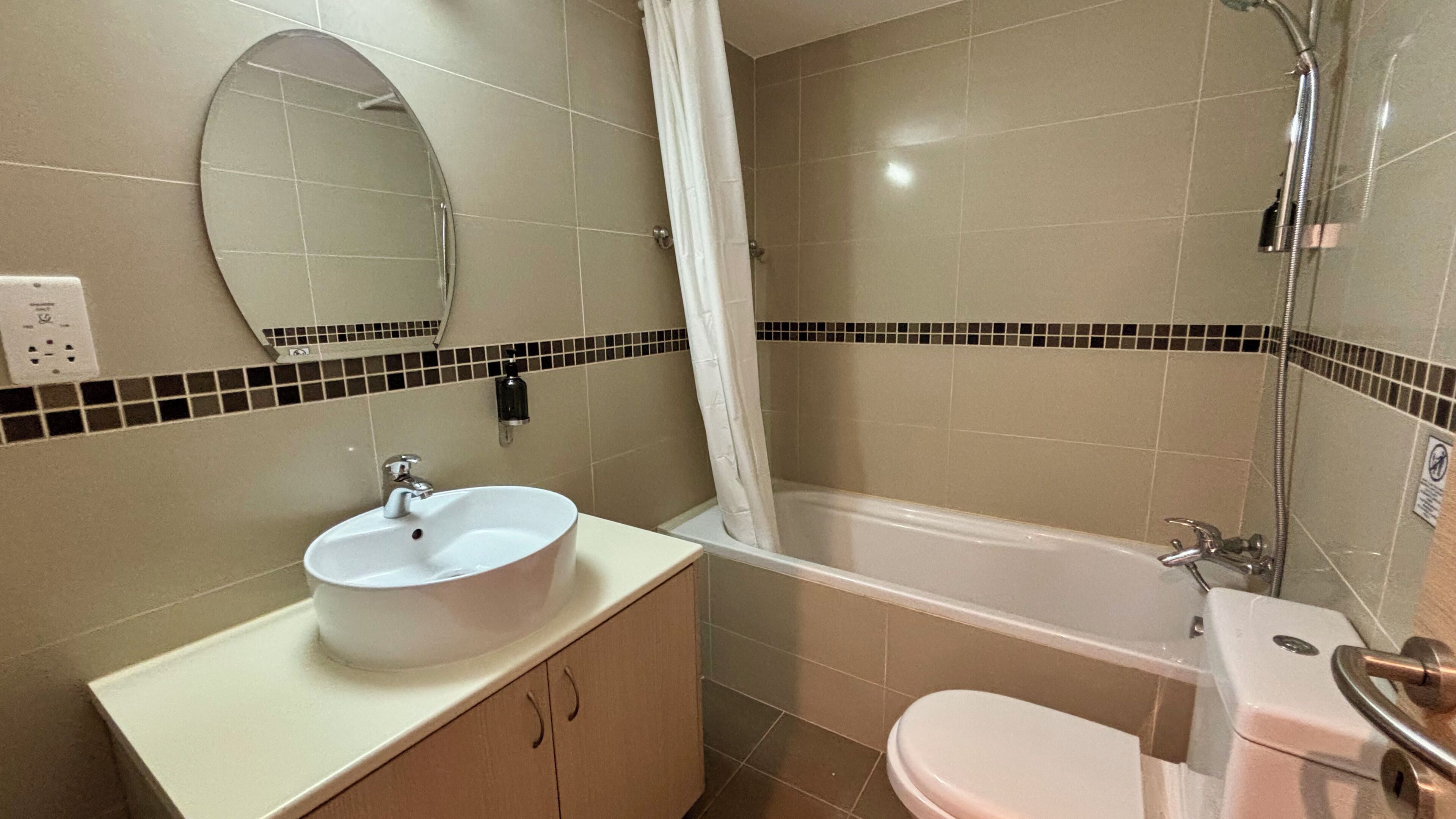 Ein Badezimmer mit Waschbecken, Toilette, Badewanne und Dusche.