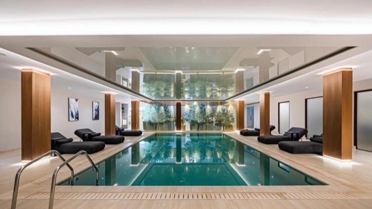 Una piscina techada, 2 piscinas al aire libre