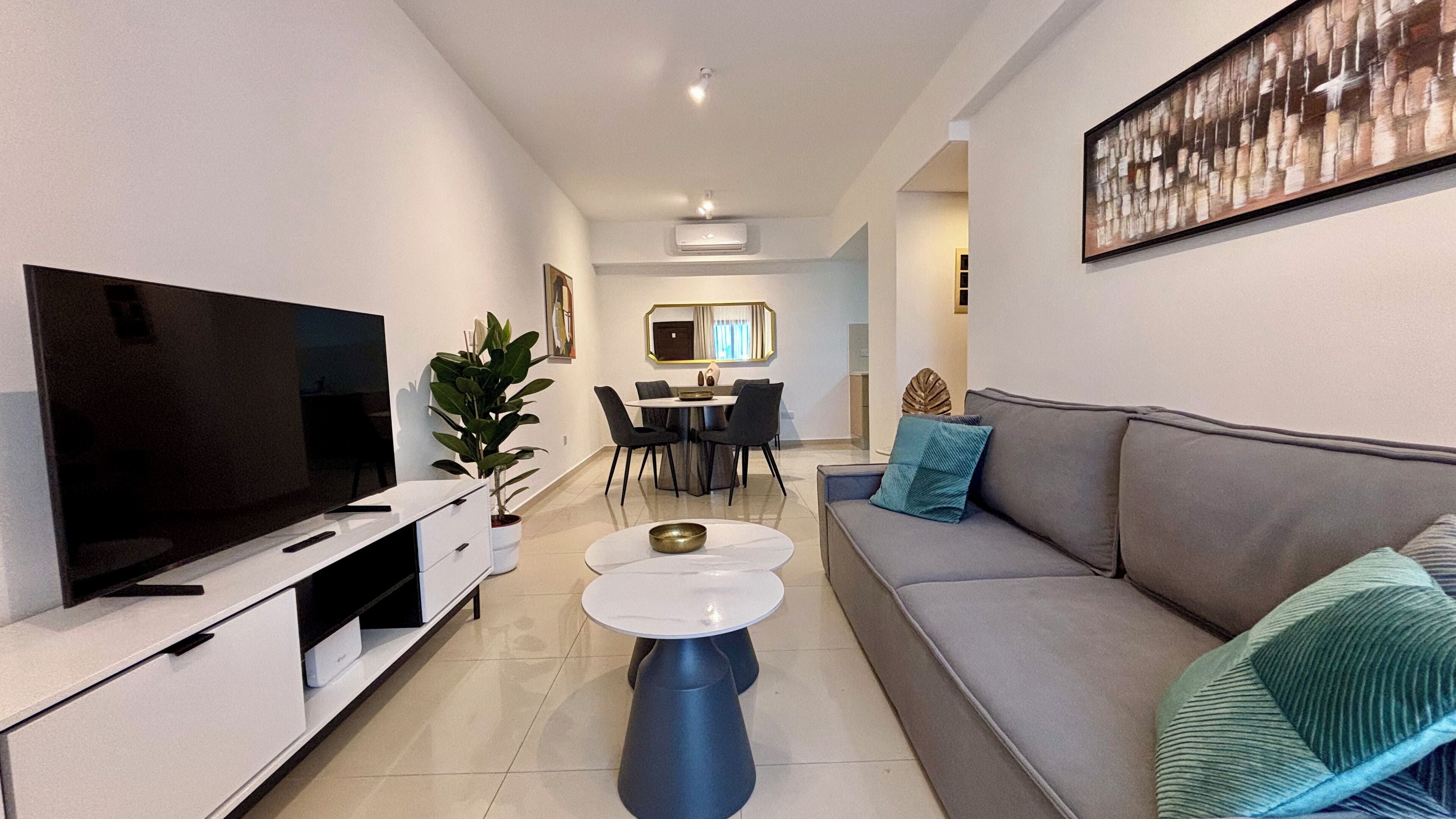 Superior-Apartment, Balkon, Poolblick | Wohnbereich