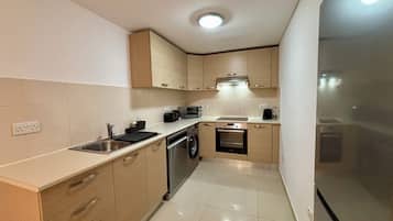 Superior appartement, balkon, uitzicht op zwembad | Privékeuken | Een koelkast, een magnetron, een oven, een kookplaat