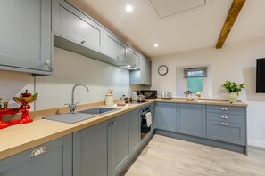 Oven, dishwasher, cookware/dishes/utensils