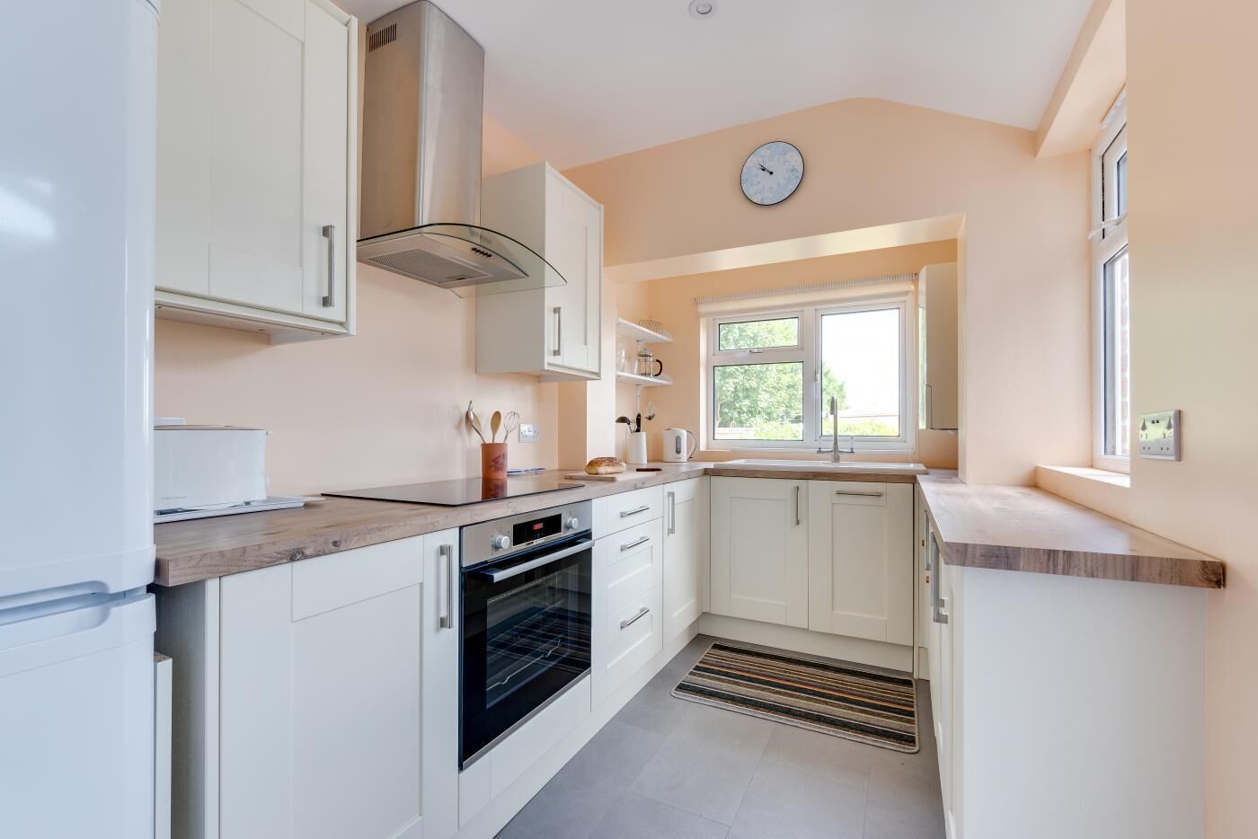 Micro-ondas, fogão, lava-louças, cadeirão de bebê