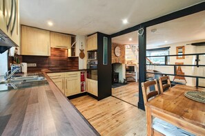 Microones, forn i utensilis de cuina, vaixella i coberteria 