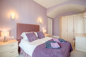 A bedroom with a bed, nightstands, a wardrobe, and a mirror. - 2 Bed in Scarborough (oc-s016) (Scarborough)