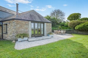 Outdoor dining - 4 Bed in Wadebridge (oc-t34227) (Saint Issey)