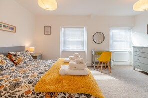 Iron/ironing board, free WiFi, bed sheets - 2 Bed in Tenby (oc-pw1031) (Tenby)