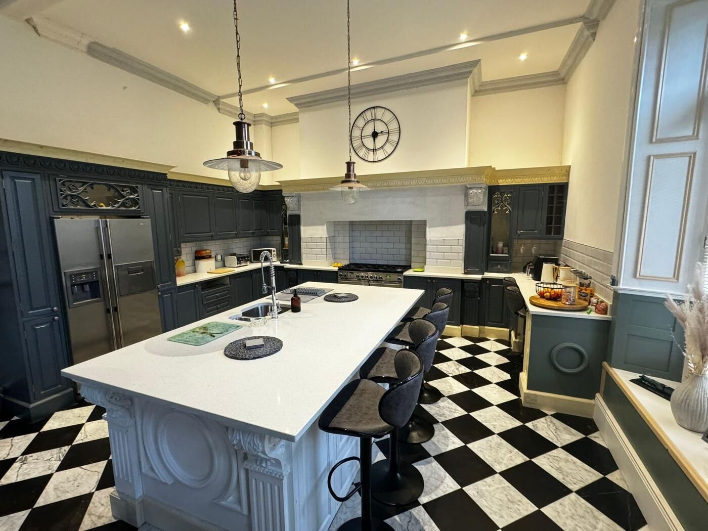 Mikrobølgeovn, ovn, oppvaskmaskin og høy barnestol