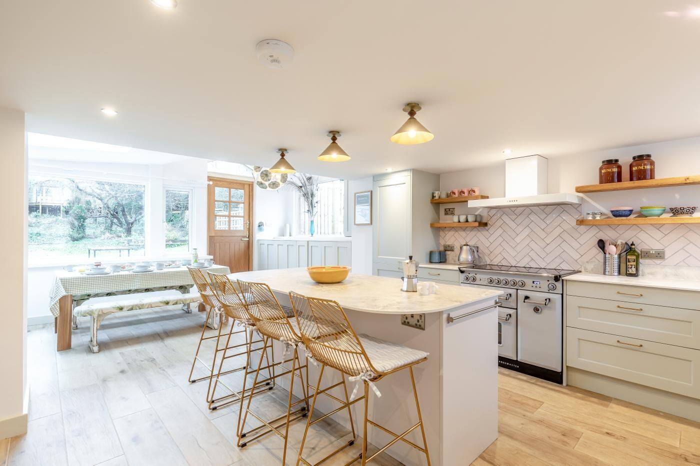 Uuni, astianpesukone, syöttötuoli, keittoastiat/astiat/ruokailuvälineet