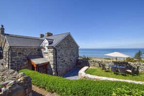 Outdoor dining - 2 Bed in Barmouth (oc-bow52) (Llanaber)