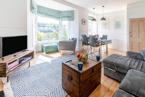 TV - 4 Bed in St. Ives (oc-brhous) (St Ives)