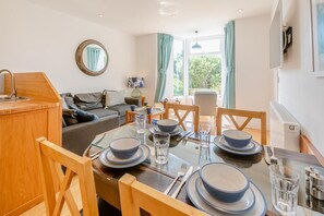 TV - 4 Bed in St. Ives (oc-brhous) (St Ives)