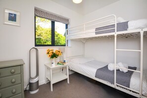 Tabla de planchar con plancha, wifi gratis y ropa de cama 