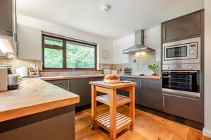 Microwave, oven, dishwasher, high chair - 2 Bed in Tresarrett (oc-b34255) (Blisland)