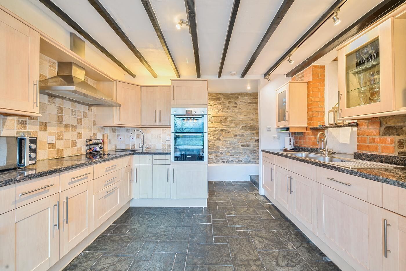 Microondas, horno, lavavajillas y periquera 