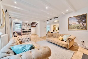 TV, fireplace - 4 Bed in Tresarrett (oc-b34254) (Blisland)