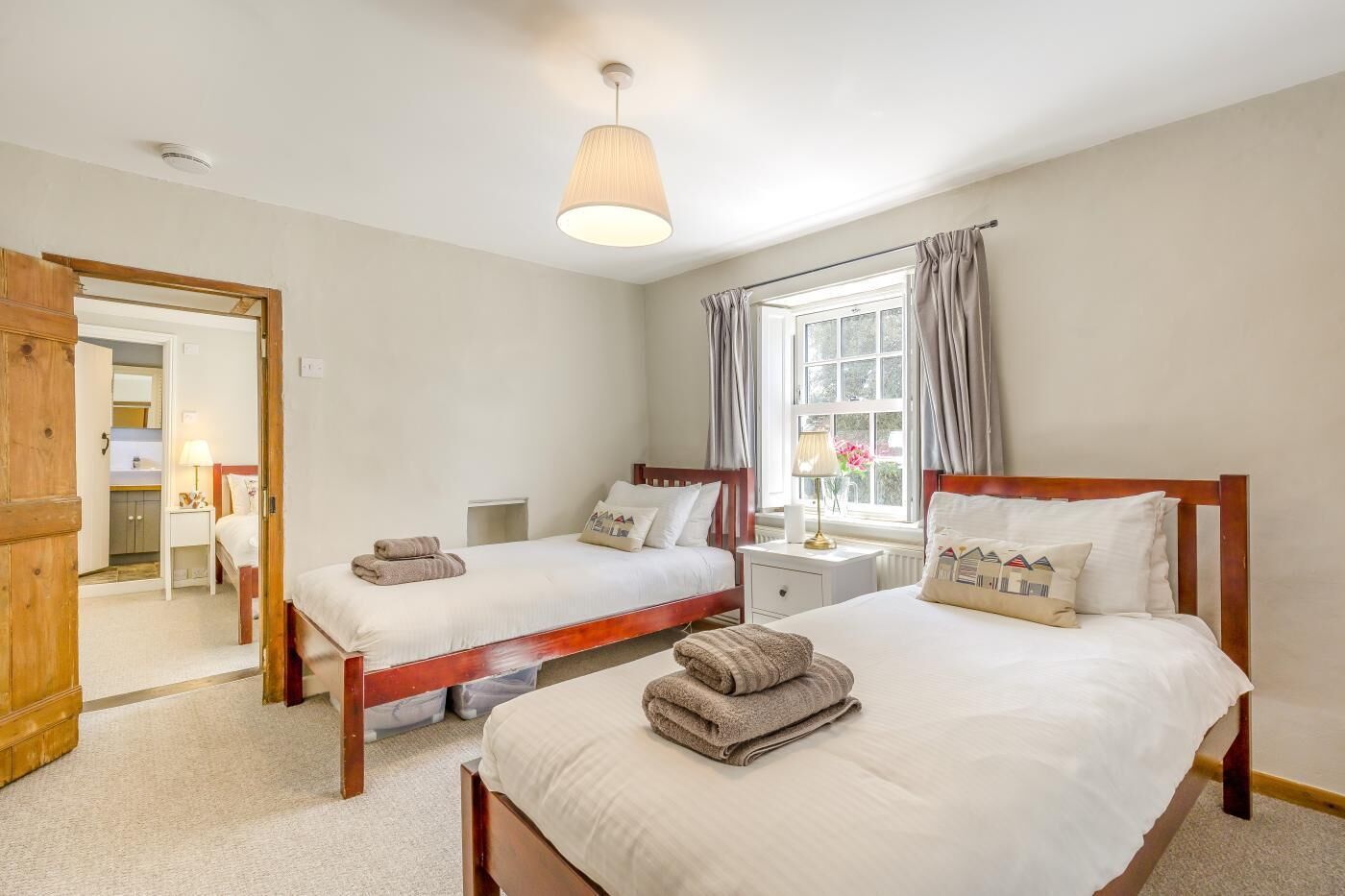 Iron/ironing board, free WiFi, bed sheets