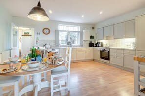 Oven, dishwasher, cookware/dishes/utensils - 2 Bed in Southwold (oc-t34362) (Southwold)