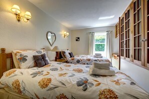 Tabla de planchar con plancha, wifi gratis, ropa de cama