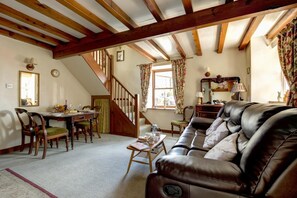 Una televisión, una chimenea