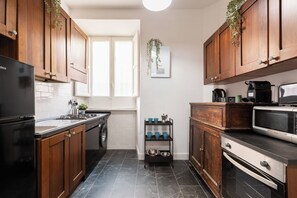 Wasserkocher mit Kaffee-/Teezubehör, Kühlschrank, Mikrowelle, Ofen
