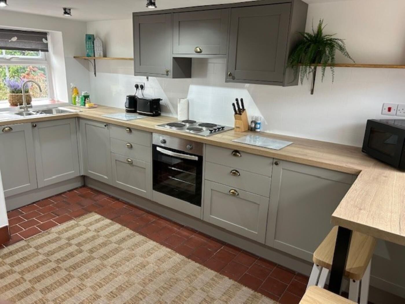 Four à micro-ondes, un four, lave-vaisselle, vaisselle et ustensiles