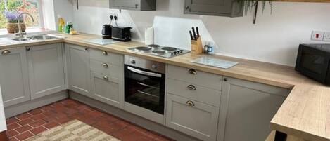 Four à micro-ondes, un four, lave-vaisselle, vaisselle et ustensiles