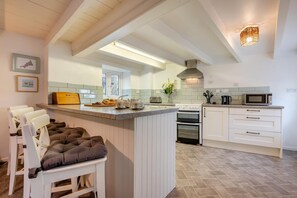 Oven, dishwasher, high chair, cookware/dishes/utensils - 2 Bed in St. Teath (oc-shilli) (Saint Teath)