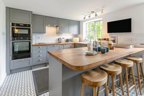 Microwave, oven, dishwasher, highchair - 4 Bed in Helford (oc-s34375) (Helford)