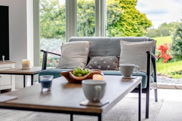TV, fireplace - 4 Bed in Helford (oc-s34375) (Helford)