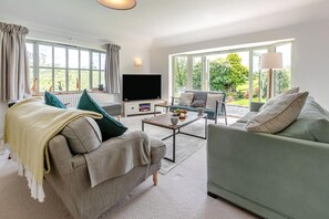 TV, fireplace - 4 Bed in Helford (oc-s34375) (Helford)