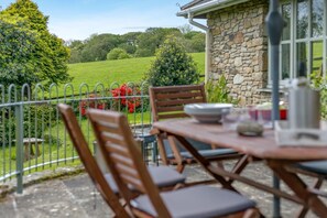 Outdoor dining - 4 Bed in Helford (oc-s34375) (Helford)