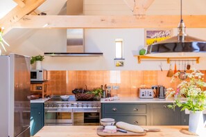Microwave, oven, dishwasher, cookware/dishes/utensils - 3 Bed in Loddiswell (oc-t34185) (Loddiswell)
